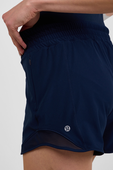 תמונת תקריב דוגמן של Hotty Hot High-Rise Lined Short 4''