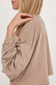 תמונת תקריב דוגמן של EasySet Relaxed-Fit Cropped Long-Sleeve Shirt Wordmark