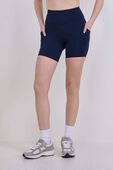 תמונת דוגמן קידמית של Fast and Free High-Rise Short 6 Pockets