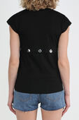 תמונת דוגמן אחורית של חולצת טי שחורה עם כפתורים כסופים
