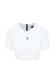 תמונה קידמית של חולצת קרופ לבנה עם לוגו מטאלי