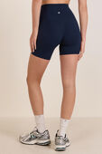 תמונת דוגמן אחורית של Align&trade; High-Rise Short 6