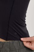 תמונת תקריב דוגמן של Wundermost Ultra-Soft Nulu Halter Tank Top