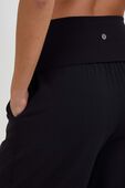תמונת תקריב דוגמן של Lululemon Align&trade; Foldover Slouchy Jogger