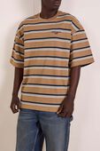 תמונת דוגמן קידמית של חולצת טי בדוגמת פסים