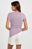 תמונת דוגמן אחורית של Modal-Silk Asymmetrical-Hem T-Shirt