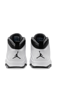 תמונת תקריב של נעלי סניקרס אייר ג'ורדן 10 רטרו לייט סטיל