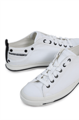 תמונת תקריב של Magnet Exposure Low Top Sneakers in White
