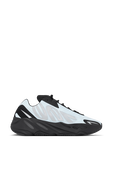 תמונה קידמית של Yeezy Boost 700 MNVN Blue Tint