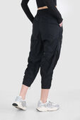תמונת דוגמן אחורית של Front-Zip Mid-Rise Ruched Crop