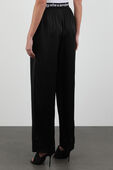 תמונת דוגמן אחורית של מכנסיים ארוכים עם קו מותן ממותג בגוון שחור