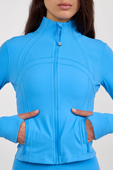 תמונת תקריב דוגמן של Define Cropped Jacket Nulu&trade;