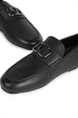 נעלי מוקסין מעור בצבע שחור מגורען VALENTINO GARAVANI
