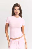 תמונת תקריב דוגמן של T-SHIRT