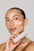 תמונת תקריב של Womens Day Cream &ndash; 5th