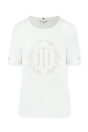 חולצת טי לבנה עם פרינט ולוגו רקום TOMMY HILFIGER