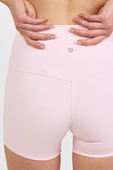 תמונת תקריב דוגמן של Lululemon Align&trade; High-Rise Short 4''