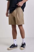 תמונת דוגמן קידמית של Woven Relaxed-Fit Pleated Short 8''