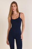 תמונת דוגמן קידמית של Align&trade; Scoop Waist-Length Tank