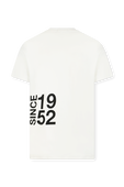 חולצת טי לבנה עם כיתוב 1952 FRED PERRY