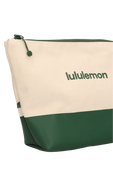 תמונת תקריב של Canvas Pouch Wordmark