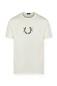 חולצת טי לבנה עם הדפס רינגר FRED PERRY