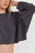 תמונת תקריב דוגמן של EasySet Relaxed-Fit Cropped Long-Sleeve Shirt