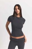 תמונת תקריב דוגמן של T-SHIRT