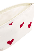 תמונת תקריב של תיק קטן עם הדפס לבבות באדום ולבן