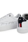נעלי סניקרס לבנות עם חתימת המעצב TOMMY HILFIGER