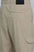 תמונת תקריב דוגמן של מכנסי קרגו אלסטיים