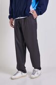 תמונת דוגמן קידמית של Zero Tucks Relaxed-Fit Pant Regular