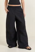 תמונת דוגמן קידמית של Crinkle nylon relaxed parachute pant