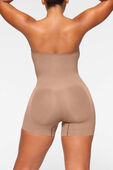 תמונת דוגמן אחורית של STRAPLESS SHORTIE BODYSUIT