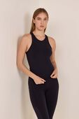 תמונת דוגמן קידמית של Align™ Waist-Length Racerback Tank Top