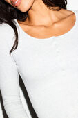 תמונת תקריב דוגמן של COTTON RIB SCOOP NECK HENLEY