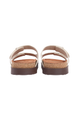 תמונת תקריב של סנדלים