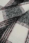תמונה אחורית של צעיף צמר עם משבצות בגווני שחור, לבן וחום