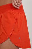 תמונת תקריב דוגמן של Fast and Free High-Rise Classic-Fit Split Short 3''