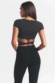 תמונת דוגמן אחורית של FITS EVERYBODY WRAP SUPER CROPPED T-SHRT