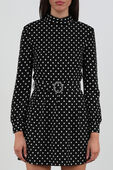 תמונת דוגמן קידמית של שמלת מיני שחורה עם נקודות לבנות