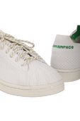 תמונת תקריב של Pharrell Williams Primeknit Superstar Shoes in White