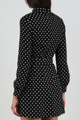תמונת דוגמן אחורית של שמלת מיני שחורה עם נקודות לבנות