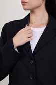 תמונת תקריב דוגמן של בלייזר מחויט