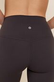 תמונת תקריב דוגמן של lululemon Align™ High-Rise Short 6