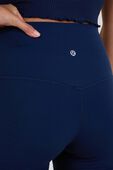 תמונת תקריב דוגמן של lululemon Align&trade; High-Rise Short 4''