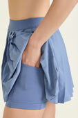 תמונת תקריב דוגמן של High-Rise Pleated Tennis Skirt