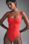 תמונת דוגמן קידמית של SQUARE NECK BODYSUIT