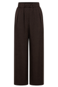 תמונה קידמית של מכנסיים מחויטים