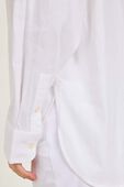 תמונת תקריב דוגמן של LuluLinen Relaxed Button-Up